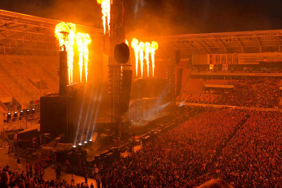 Rammstein-Konzert in Dresden: Fans trotzen Unwetter und Evakuierung