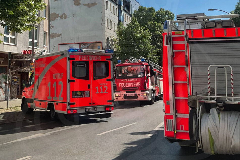 Mehrere Einsatzfahrzeuge der Feuerwehr stehen vor dem Gebäude in der Gürtelstraße.