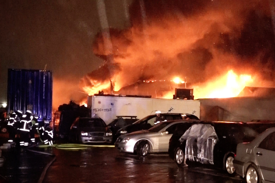 Hamburg: Großbrand in Wilhelmsburg: Einsatz unter erschwerten Bedingungen