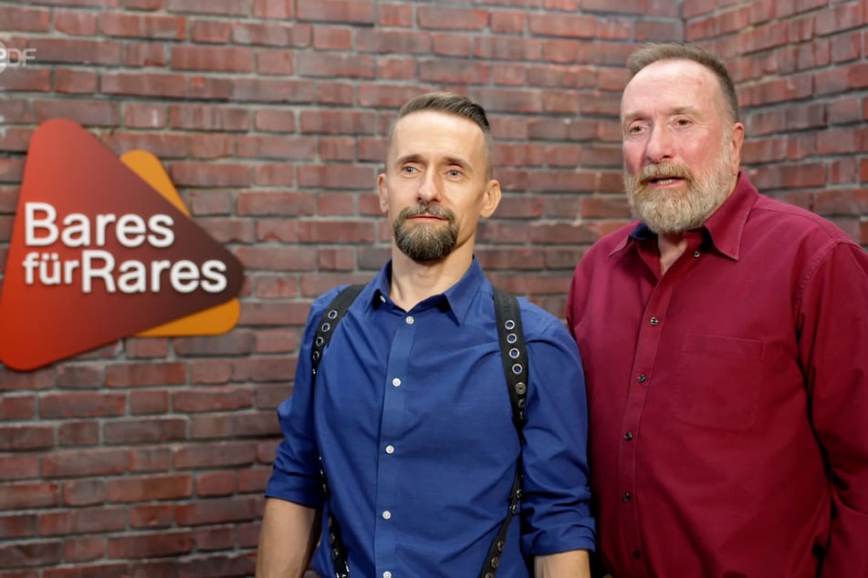 Andre Gerdts (r.) und sein Ehemann Chris Janik aus Köln wollen ein Schmuckstück bei "Bares für Rares" verkaufen.