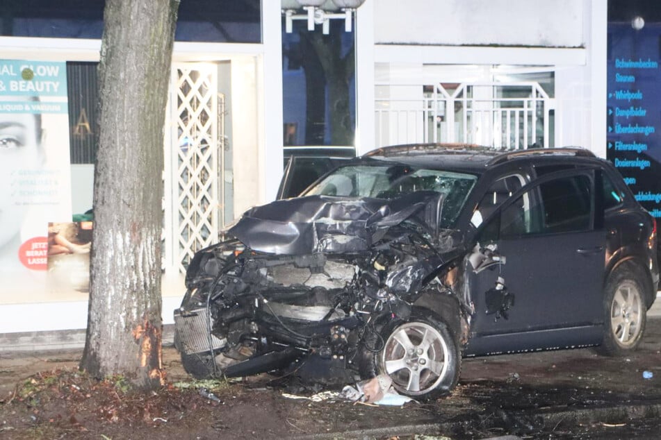 Trümmerfeld nach schwerem Unfall auf Mariendorfer Damm: Drei Verletzte