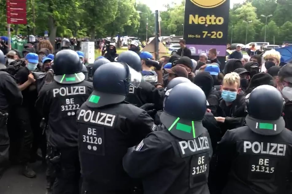Berlin: Randale bei Tesla: Krawallmacher wollen Fabrik stürmen, mehrere Verletzte!
