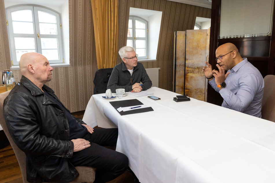 TAG24-Reporter Torsten Hilscher (54, M.) beim Interview im Dresdner Suitess-Hotel.