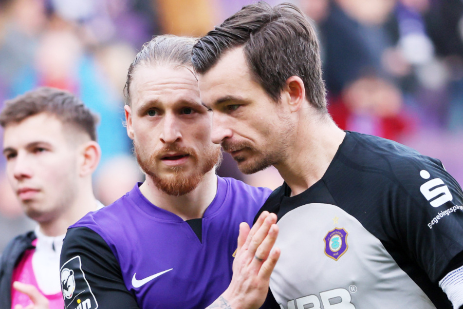 Die Routiniers Marvin Stefaniak (29, 2.v.l.) und Martin Männel trösteten sich gegenseitig.