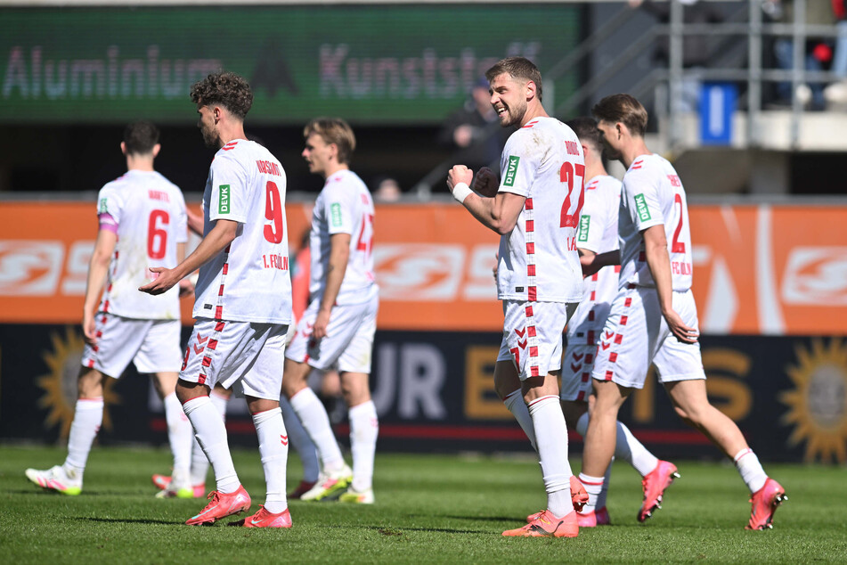 Kölns Iman Rondic (3.v.r.) jubelt über das 1:1, ein Eigentor der Paderborner.