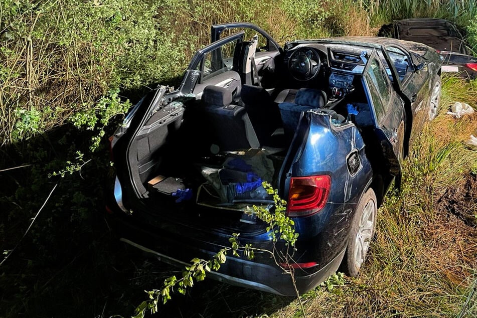 BMW X1 fliegt aus Kurve und überschlägt sich: Fahrer im Auto eingeklemmt