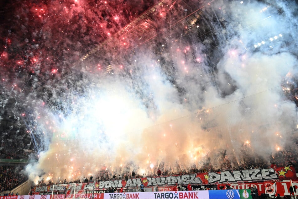 Eine teure Choreographie der FC-Fans: Allein die Pyro-Show gegen Hertha BSC im vergangenen Dezember kostet den notorisch klammen Zweitligisten knapp 300.000 Euro.