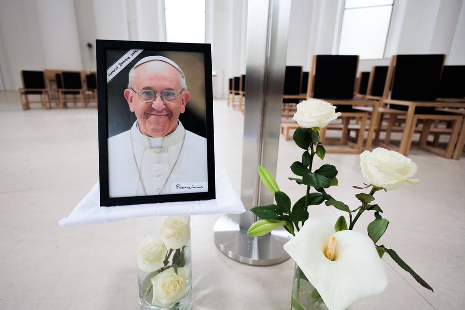 Berlin: Gläubige in Berlin trauern um verstorbenen Papst Franziskus