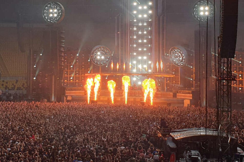 Laut und feurig. Die Rammstein-Show in Dresden begeistert die Fans.