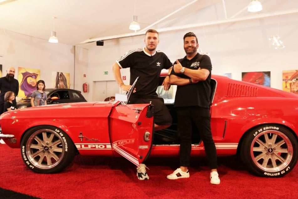 In Kölner Farben: Lukas Podolski gönnt sich diese Karre