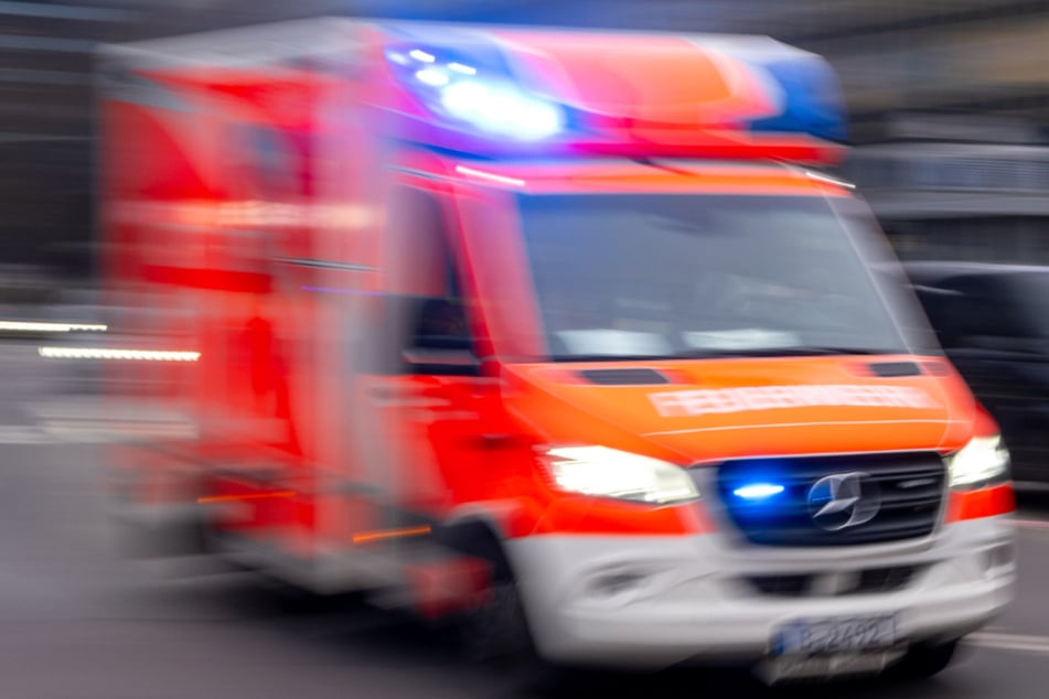Hamburg: Dachdecker stürzt in die Tiefe: Ein Netz rettet sein Leben!