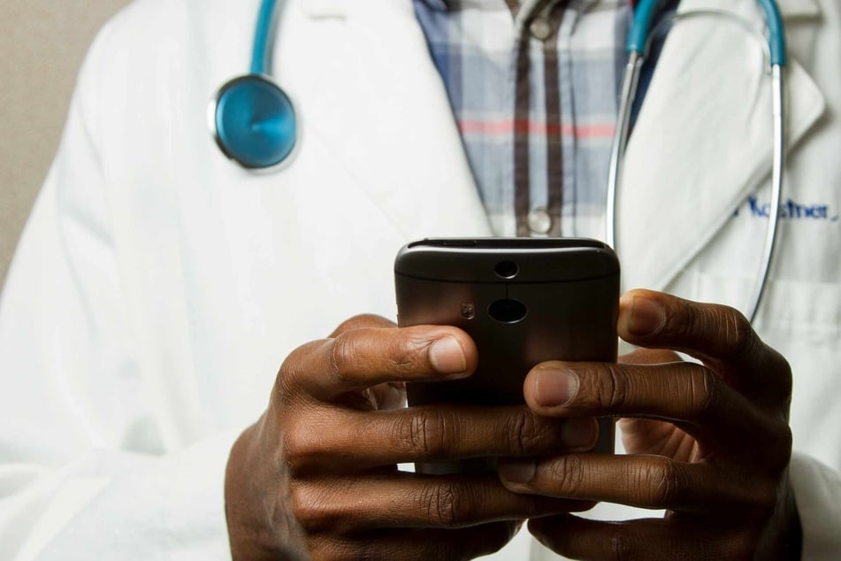 Can this cutting-edge AI tool use selfies to predict cancer survival and biological age?