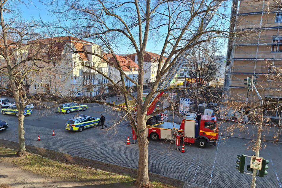 Gegen 9 Uhr stürzten die Dämmplatten vom Dach.