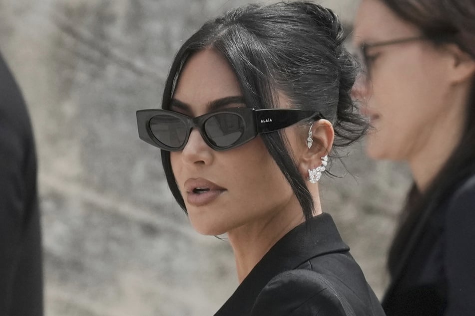 Kim Kardashian (44) sagte am Dienstag vor dem Pariser Strafgericht im Raubüberfall-Prozess gegen ihre mutmaßlichen Angreifer aus.