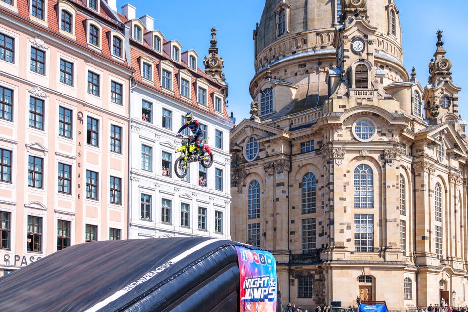 Matej Cesak vor der Frauenkirche