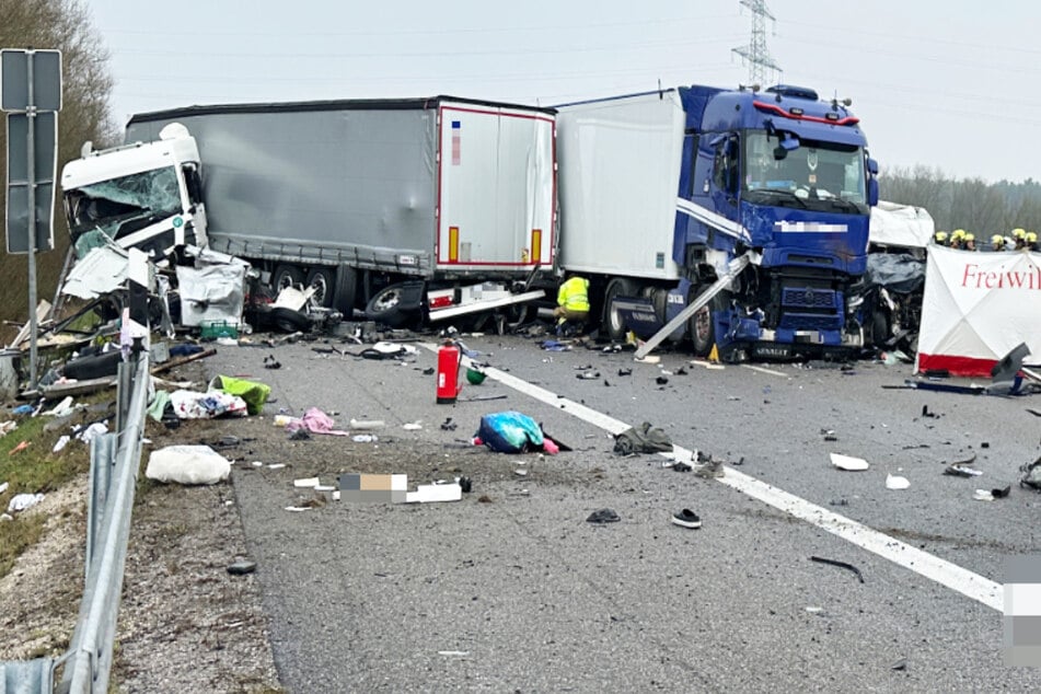 Mindestens zwei Lastwagen sind in den Massencrash involviert.