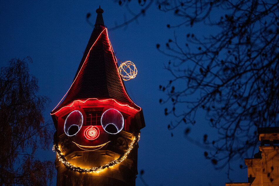 Das Herzstück der Weihnachtsbeleuchtung ist der Kopf des Weihnachtsmanns am Turm der Villa Boge.