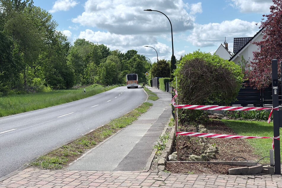Mit 1,8 Promille unterwegs: Nissan-Fahrer kracht in Zaun und verursacht Tausende Euro Schaden