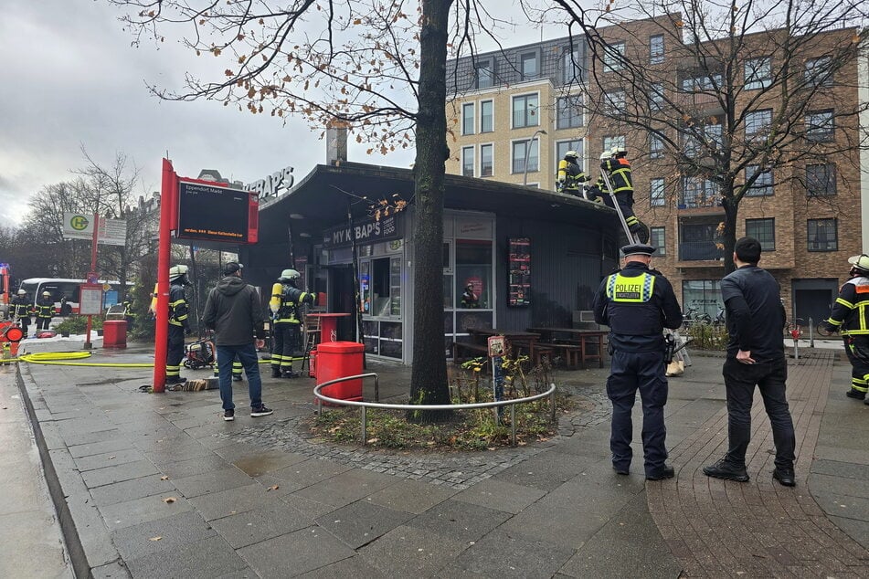 Hamburg: Flammen schlagen aus Dönerladen: Feuerwehreinsatz!