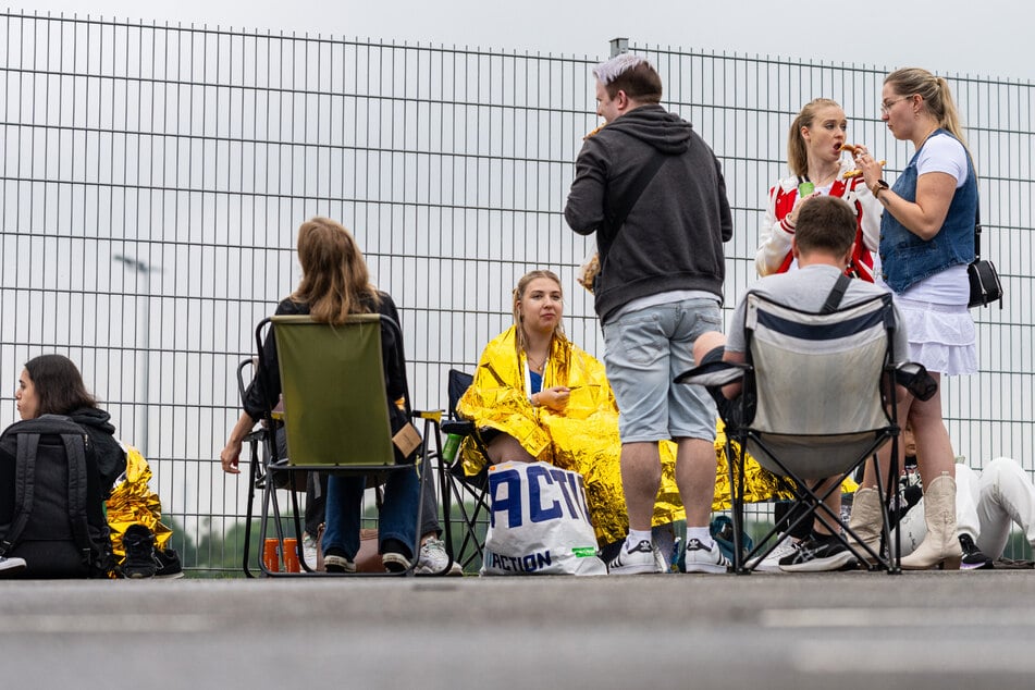 Heute erstes Deutschland-Konzert: Taylor-Swift-Fans warten schon seit Stunden auf ihr Idol