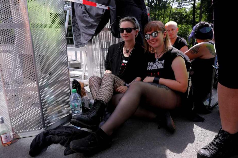 Die ersten Fans campieren vor dem Mundloch am Rudolf-Harbig-Stadion, von dem aus es ab 16.30 Uhr in den Innenraum geht.