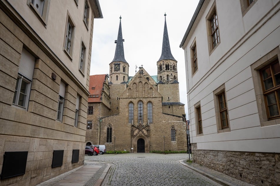 In Merseburg griffen drei junge Männer einen 56-Jährigen an und verletzten ihn. (Archivbild)