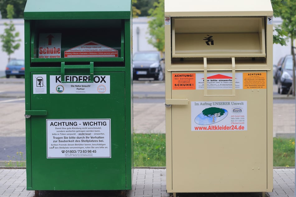 Ob man Kissen in die Altkleidersammlung geben kann, verraten Hinweise auf den Containern.
