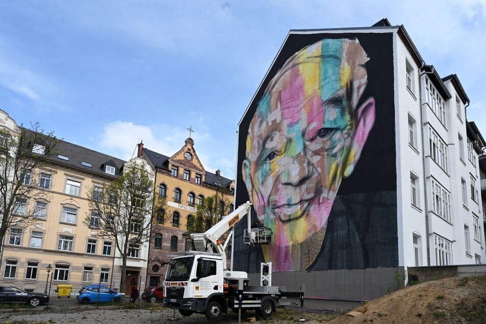 Chemnitz: Überlebender überlebensgroß: Justin-Sonder-Graffiti auf dem Chemnitzer Sonnenberg