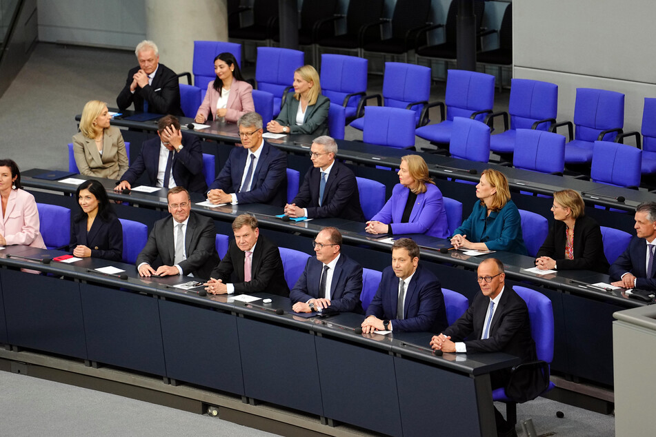 Das neu ernannte Kabinett sitzt erstmals zusammen im Bundestag.