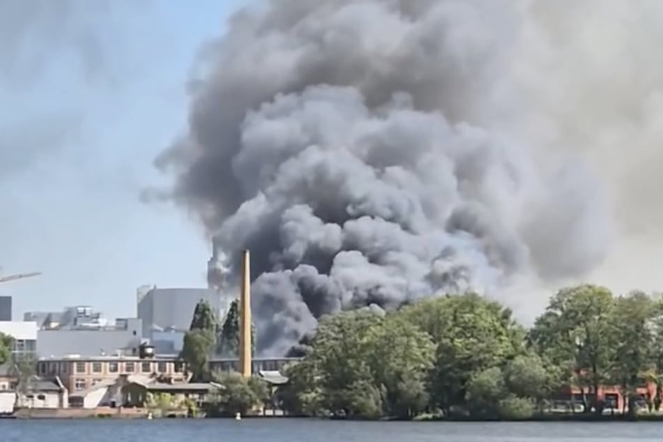 Berlin: Riesige Rauchwolke über Berlin-Spandau: Autowerkstatt steht komplett in Flammen!