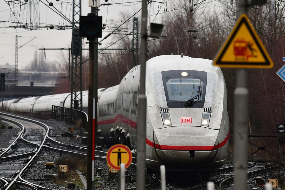 Stundenlange Störung: Schaden an Oberleitung sorgt für Bahn-Chaos