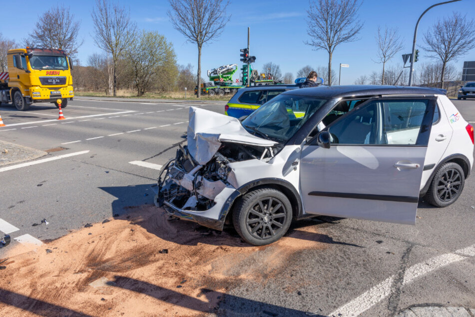 Kreuzungscrash im Erzgebirge: Zwei Personen im Krankenhaus