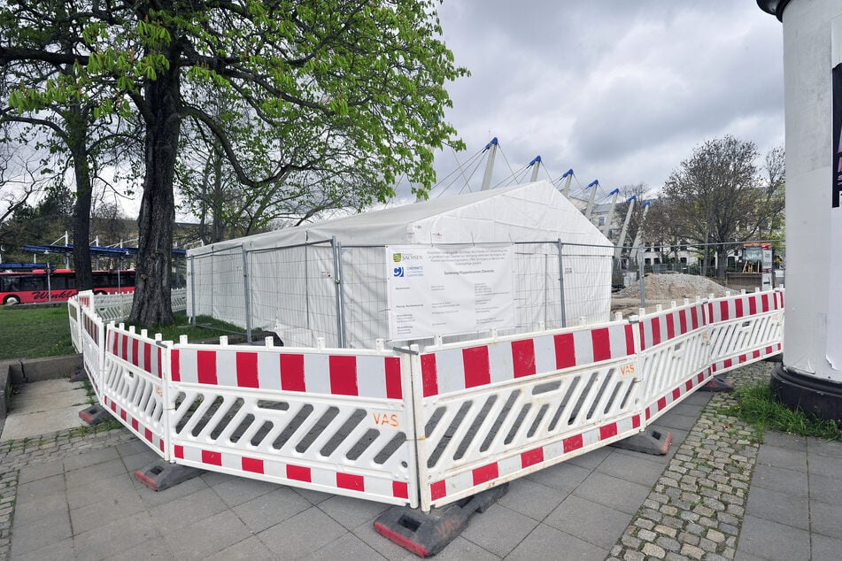 Der Klapperbrunnen in Chemnitz wird aktuell von einem Bauzelt verhüllt.
