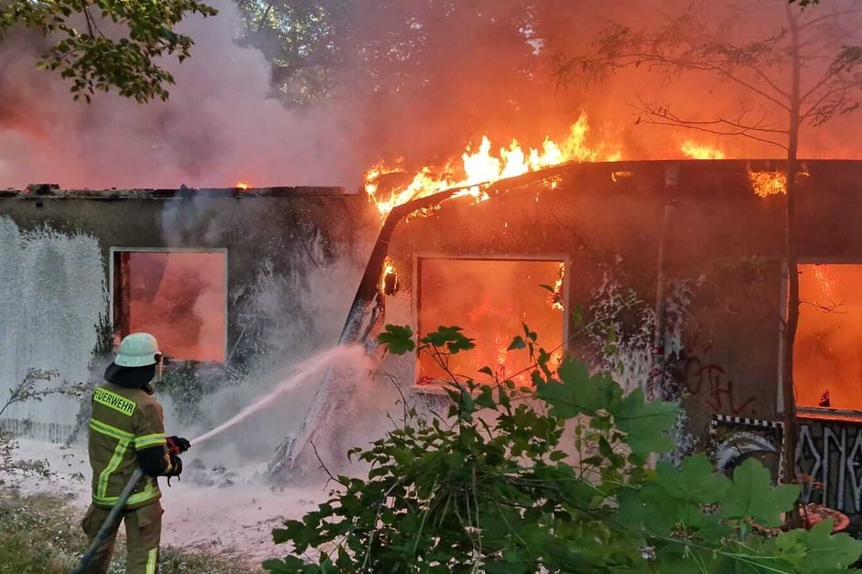 Berlin: Leerstehende Baracke brennt lichterloh in Potsdam: Dunkle Rauchschwaden über der Stadt