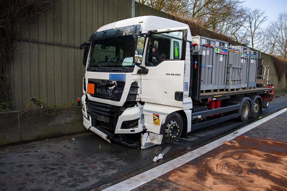Dieser Sattelzug rauschte am Stauende in den schwarzen Mercedes-SUV.