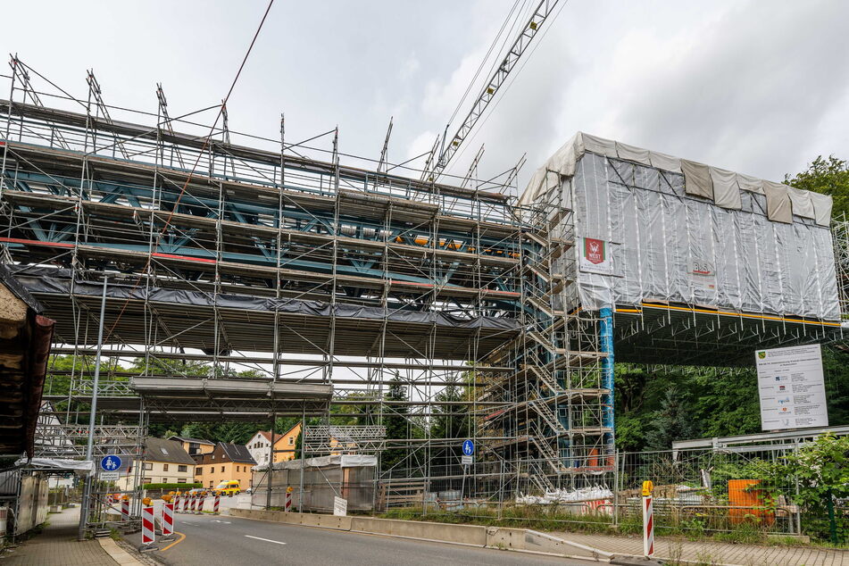 Das Gerüst am Rabensteiner Viadukt wird zurückgebaut.