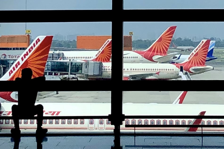 Obdachloser verprügelt Flugbegleiterin mit Kleiderbügel!