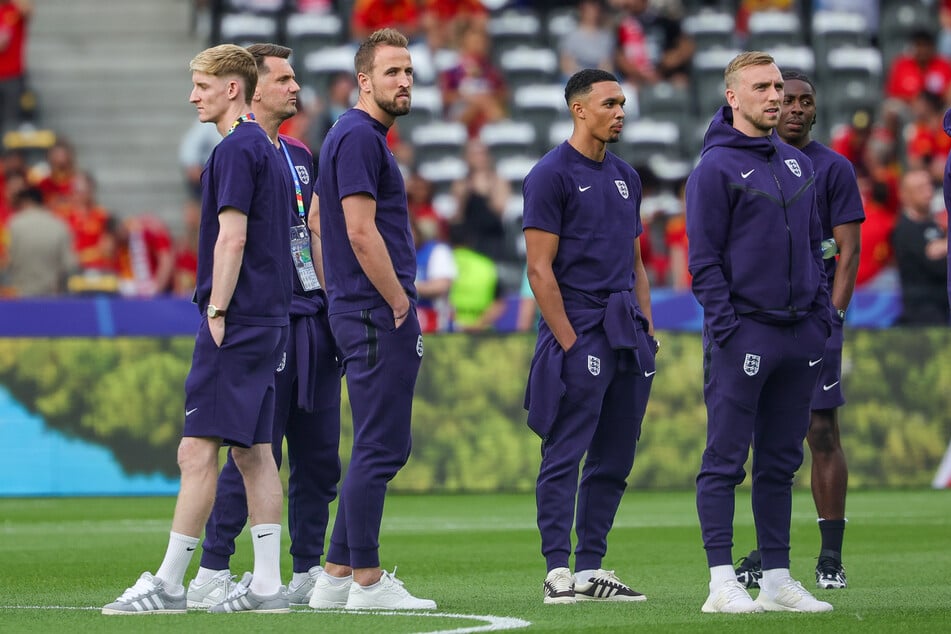 Harry Kane (3.v.l.) und Co. rund eine Stunde vor dem Anpfiff auf dem Rasen im Olympiastadion