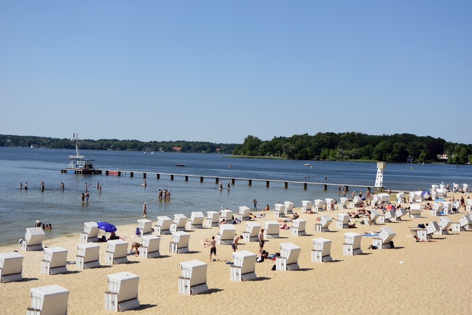 Das große Strandbad Wannsee bietet viel Platz für Badespaß, Sport und Entspannung.