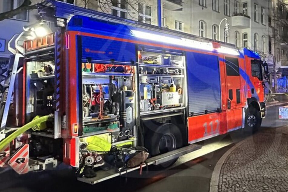 Berlin: Dachwohnung fängt Feuer: Zwei Bewohner über Drehleiter vor Flammen gerettet