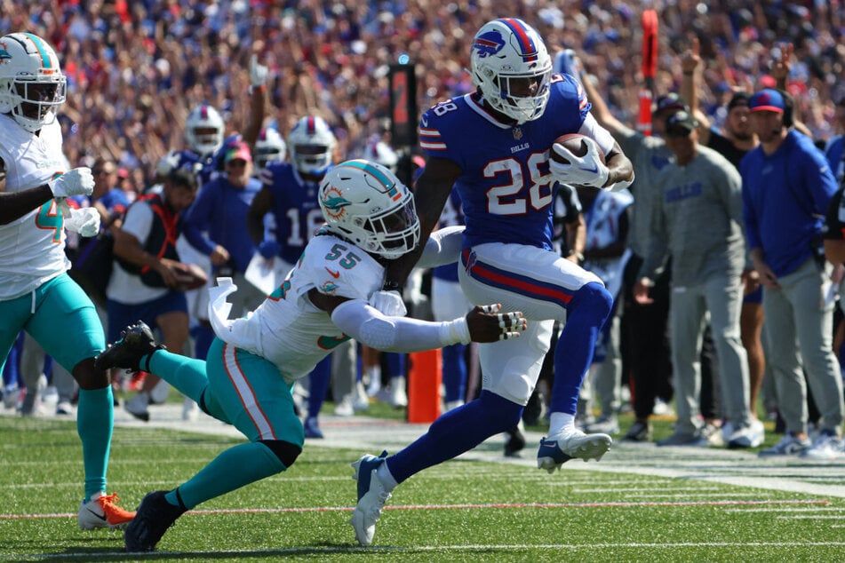 Weiter laufen oder fallen? Für die Buffalo Bills (blau) geht es gegen die Miami Dolphins um alles: Sie könnten die Nummer 2 in der AFC werden, oder – im schlimmsten Fall – die Playoffs verpassen.