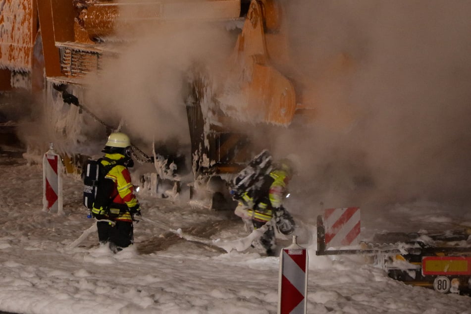 Unfall A7: Schwertransport brennt auf A7: Bergung dauert an