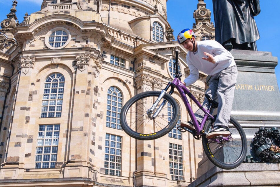 Was passiert denn vor der Dresdner Frauenkirche?