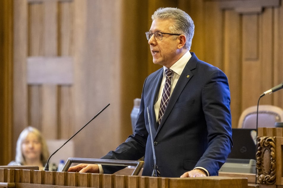 Stadtkämmerer Ralph Burghart (55, CDU) will mit der Haushaltssperre knapp 15 Millionen Euro einsparen.