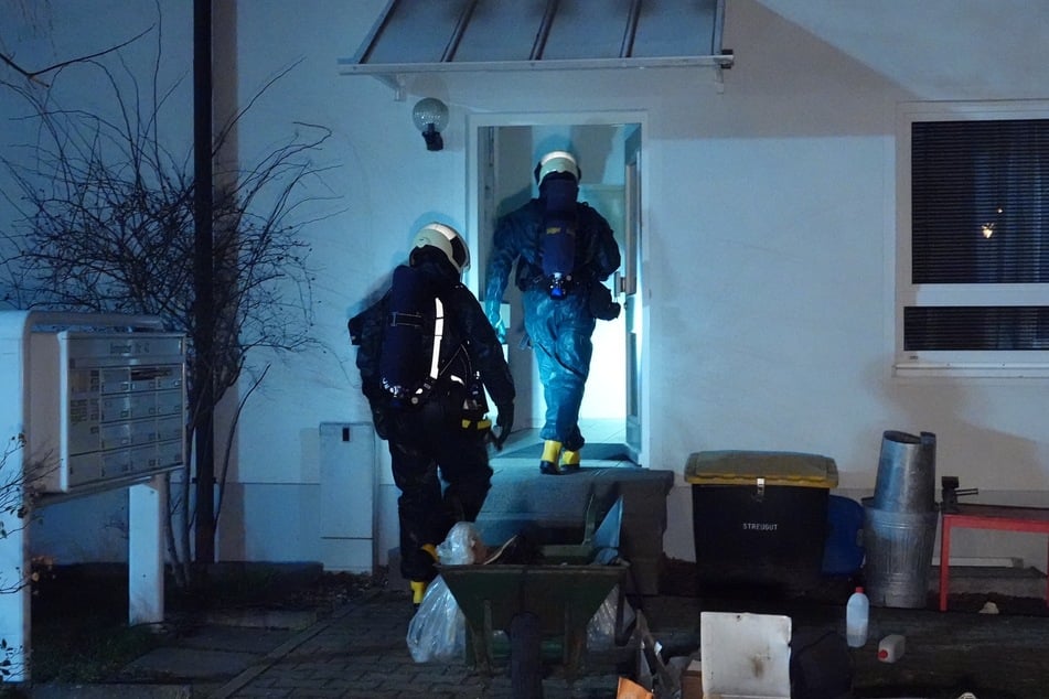 Dresden: Wohnhaus in Dresden geräumt: Spezialkräfte im Einsatz!