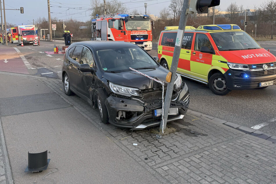 Der Honda stieß gegen eine Ampel und blieb dann stehen.