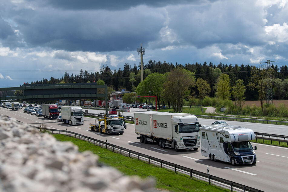 Kleinere Engpässe gab es auf den klassischen Strecken und an Autobahnbaustellen rund um den Kölner Ring und das Ruhrgebiet. (Symbolbild)