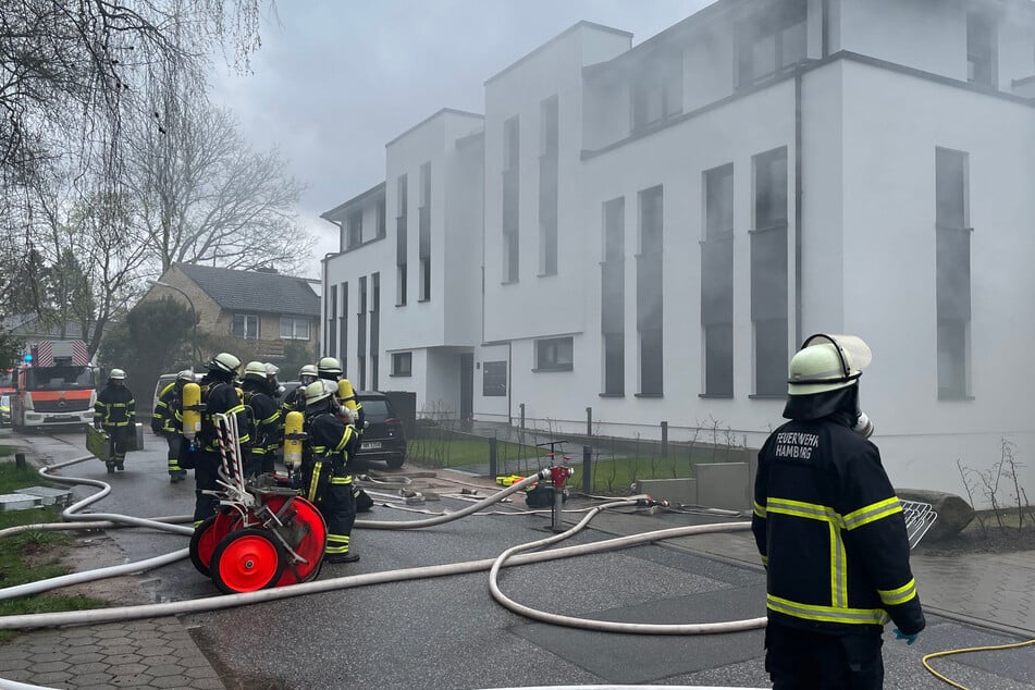 Hamburg: Großbrand in Hamburg: Beton platzt auf, Wohnhaus nicht mehr bewohnbar