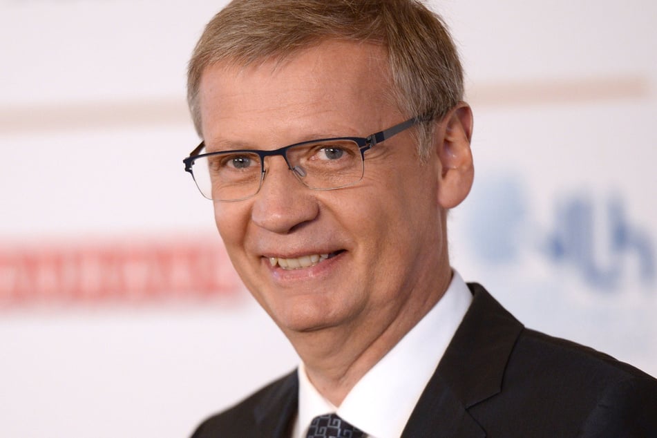 Günther Jauch ist ein bekannter deutscher Fernsehmoderator, der vor allem für seine Moderation von TV-Quizshows wie "Wer wird Millionär?" bekannt ist.