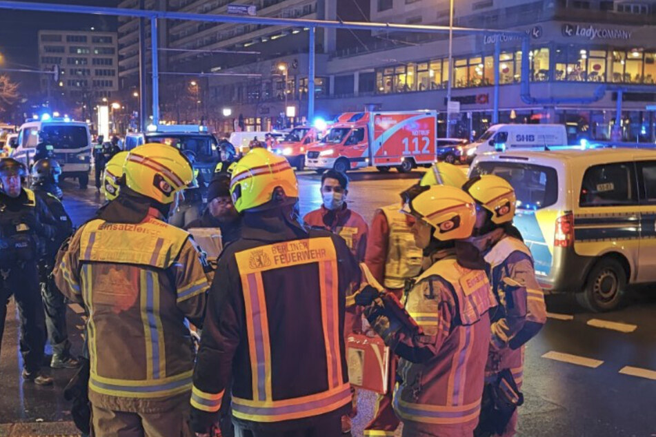 Die Feuerwehr ist mit 100 Kräften vor Ort.